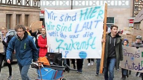 Thilo Schaufler (links) bei der ersten Herzogenauracher Demo im März. Im Frühjahr ist die nächste in der Stadt geplant.  Foto: Bernhard Panzer