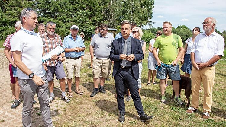Simon Katholing (links) und Richard Lieb (Mitte) vom Wasserwirtschaftsamt Kronach erläuterten gemeinsam mit Bürgermeister Dirk Rosenbauer (nicht im Bild) die anstehenden Baumaßnahmen.