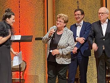 Die französische Sopranistin Sarah Aristidou (links) erhielt nach dem Konzert der Kissinger Lieder-Werkstatt 2021 den Luitpoldpreis des Fördervereins Kissinger Sommer. Unser Bild zeigt sie mit Schatzmeisterin Martha Müller, Intendant Dr. Tilman Schlömp und Vorsitzendem Anton Schick sen.