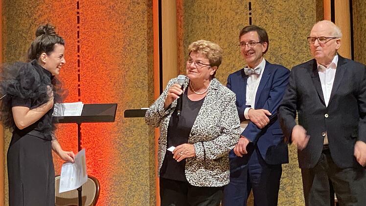 Die französische Sopranistin Sarah Aristidou (links) erhielt nach dem Konzert der Kissinger Lieder-Werkstatt 2021 den Luitpoldpreis des Fördervereins Kissinger Sommer. Unser Bild zeigt sie mit Schatzmeisterin Martha Müller, Intendant Dr. Tilman Schlömp und Vorsitzendem Anton Schick sen.