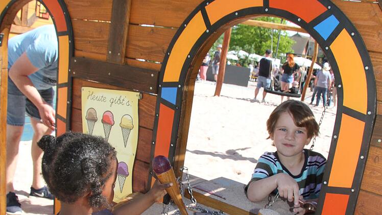 Namika Schirmer (2) nimmt sich das hölzerne Schokoeis. Ihr Bruder Elias (5) spielt Eisverkäufer.