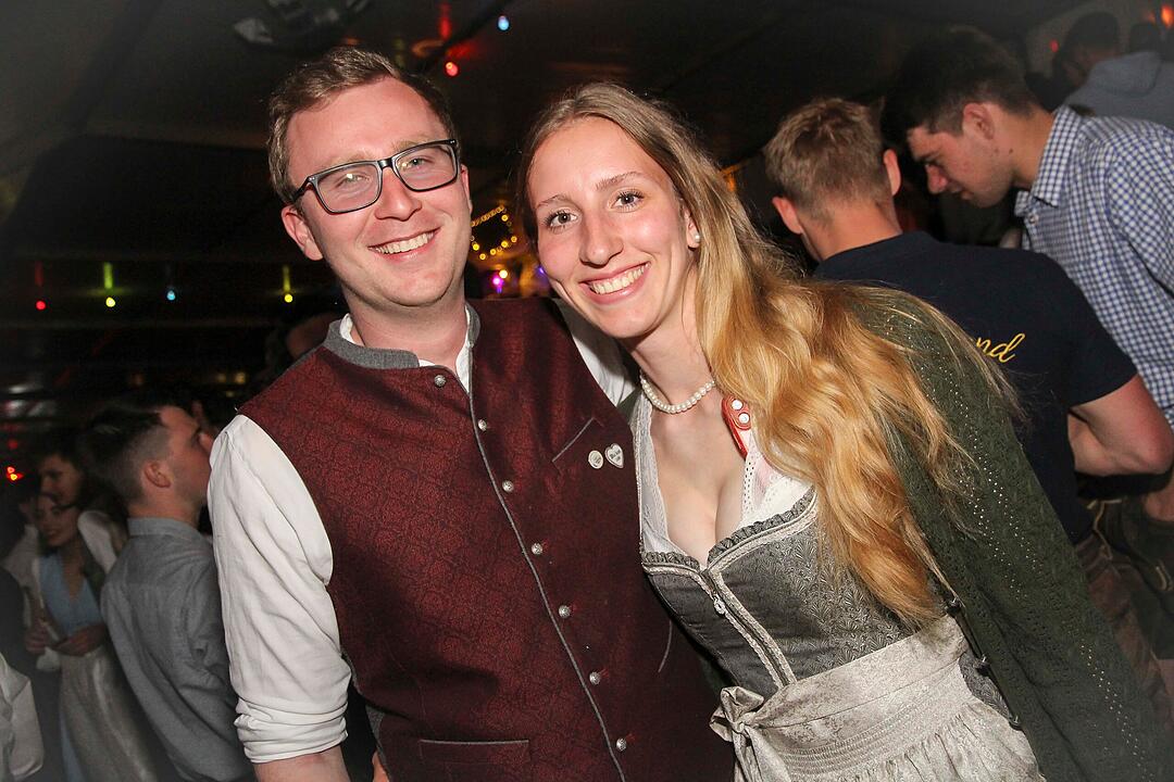 Dirndl vs. Lederhosen