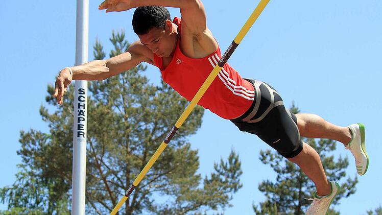 Adrian Taylor zeigte im Stabhochsprung mit 3,60 Metern eine starke Leistung und wurde Dritter auf Bezirksebene.