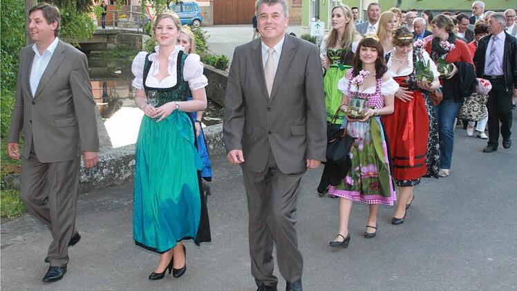 Weinbauvereinsvorsitzender Klaus Schilling, Weinprinzessin Sonja I. und Bürgermeister Heinz Dorsch führen den Zug zum Festgelände an. Foto: G. Bauer