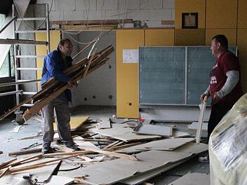 "Alles muss raus!" Zurzeit ist ein Unternehmen dabei, die sanierungsbedürftigen Unterrichtsräume des Gymnasiums Ebermannstadt zu entkernen. Foto: Josef Hofbauer