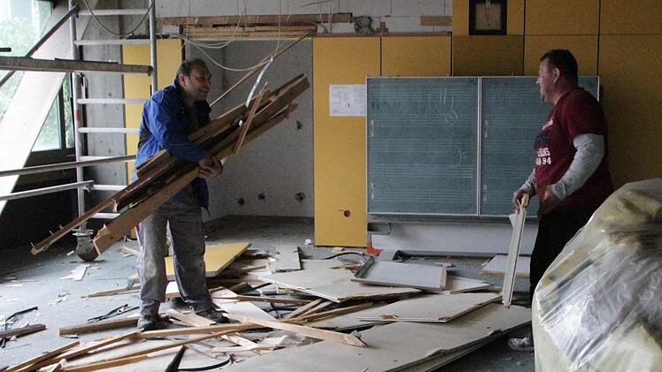 "Alles muss raus!" Zurzeit ist ein Unternehmen dabei, die sanierungsbedürftigen Unterrichtsräume des Gymnasiums Ebermannstadt zu entkernen. Foto: Josef Hofbauer