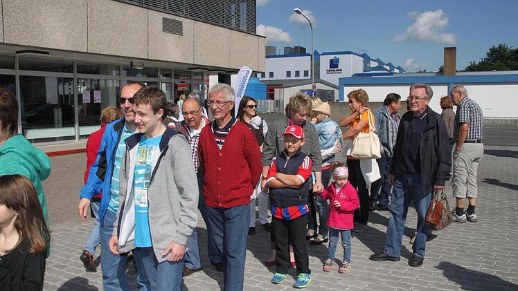 Der Andrang am Glücksrad ist groß. Foto: Jennifer Hauser