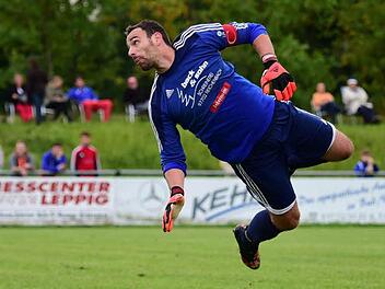 Banger Blick: Nicht zu oft dem Ball hinterher schauen will heute Abend Reichenbachs Keeper Mario Mölter. Foto: Anand Anders