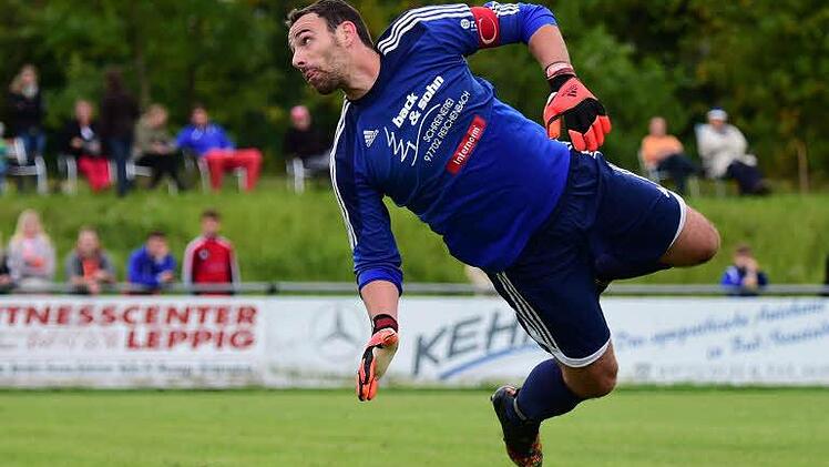 Banger Blick: Nicht zu oft dem Ball hinterher schauen will heute Abend Reichenbachs Keeper Mario Mölter. Foto: Anand Anders