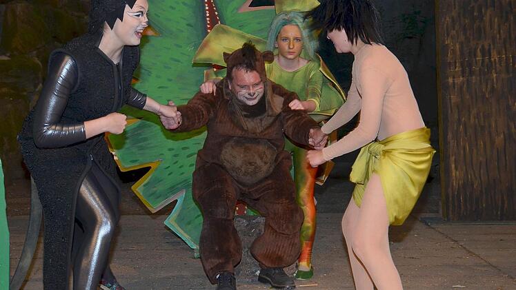 Der Panther Bahira und Mogli versuchen, Bär Balu aus den Fängen der fleischfressenden Pflanze (Laura Kierstein) zu befreien.