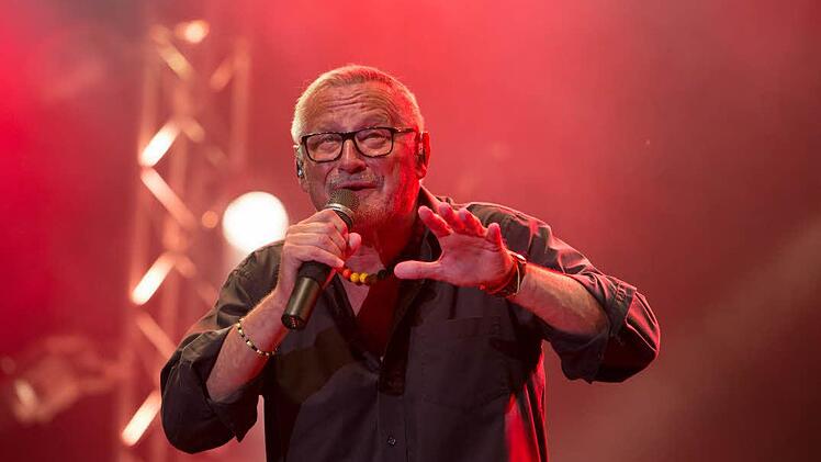 Konstantin Wecker gehört einfach zu den "Songs". Er rief leidenschaftlich zu mehr Menschlichkeit auf: "Denken wir mit den Herzen, besiegen wir den Hass!" Foto: Barbara Herbst