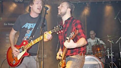 Auch nach 21 Jahren haben (von links) Jens Gnan, Thomas Panneck und Schlagzeuger Steffen Büttner das Rocken nicht verlernt. Das stellen sie am 26. November in der "Alten Spinnerei" unter Beweis.  Foto: Stöckel