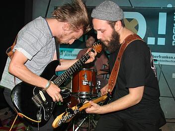 Die "Rolling Chocolate Band" aus Bayreuth ist Oberfrankens beste Band. Gitarrist Valentin Weintritt (links), Bassist Dominik Adler und Schlagzeuger Jonas Kuhn überzeugten in Größmannsreuth mit einem explosiven Auftritt und dem Sound der sechziger Jahre.  Foto: Stephan Stöckel
