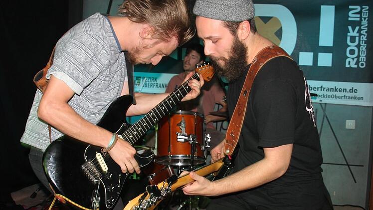 Die "Rolling Chocolate Band" aus Bayreuth ist Oberfrankens beste Band. Gitarrist Valentin Weintritt (links), Bassist Dominik Adler und Schlagzeuger Jonas Kuhn überzeugten in Größmannsreuth mit einem explosiven Auftritt und dem Sound der sechziger Jahre.  Foto: Stephan Stöckel
