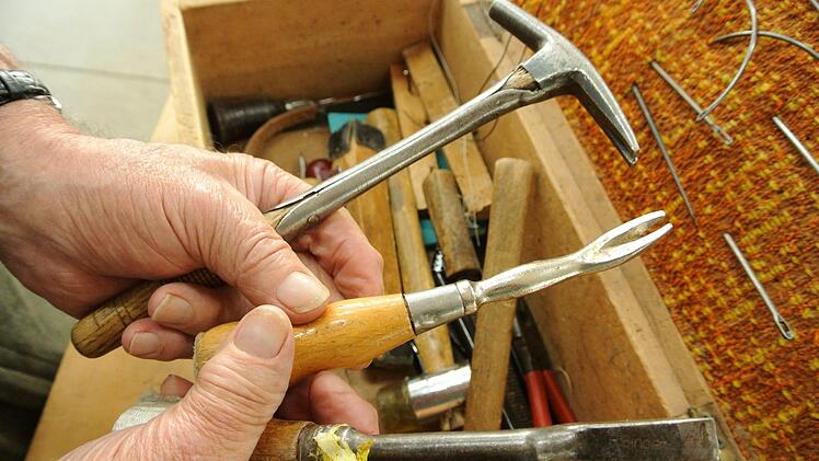 Original-Polstererwerkzeug aus Ernst Schauerschells Handwerkerkiste.