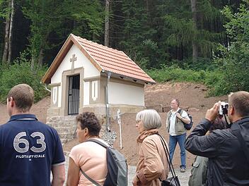 Die Antoniuskapelle steht auf saniertem Fundament für Fotografen bereit. Foto: Steffi Elm