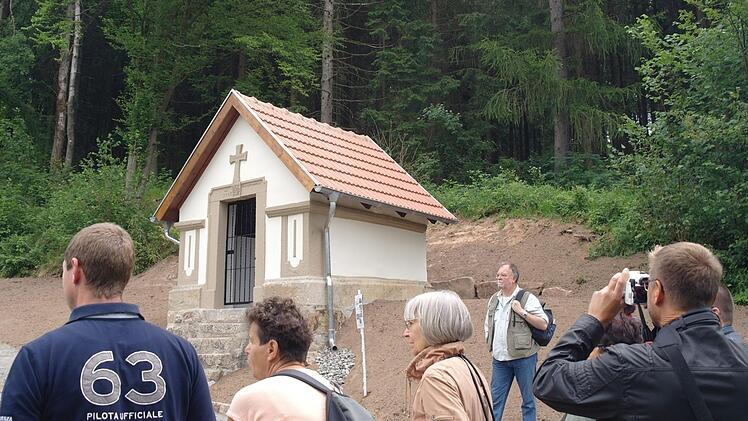 Die Antoniuskapelle steht auf saniertem Fundament für Fotografen bereit. Foto: Steffi Elm