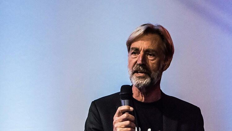 Goebel-Geschäftsführer Hans-PEter Langsch begrüßte Alex Reuther beim Live-Painting-Event in Coburg.Foto: Jochen Berger