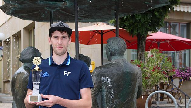 "Im Gespr&auml;ch" hei&szlig;t der Skulpturen-Brunnen in Bad Br&uuml;ckenau, vor dem Florian Friebel den Torj&auml;ger-Pokal der Saale-Zeitung pr&auml;sentiert. Der richtige Titel f&uuml;r einen Spieler, der mit seiner Torquote in den vergangenen Jahren genau das ist: im Gespr&auml;ch.Ulrike M&uuml;ller