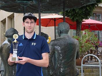 "Im Gespräch" heißt der Skulpturen-Brunnen in Bad Brückenau, vor dem Florian Friebel den Torjäger-Pokal der Saale-Zeitung präsentiert. Der richtige Titel für einen Spieler, der mit seiner Torquote in den vergangenen Jahren genau das ist: im Gespräch.Ulrike Müller