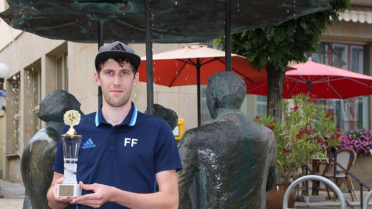 "Im Gespräch" heißt der Skulpturen-Brunnen in Bad Brückenau, vor dem Florian Friebel den Torjäger-Pokal der Saale-Zeitung präsentiert. Der richtige Titel für einen Spieler, der mit seiner Torquote in den vergangenen Jahren genau das ist: im Gespräch.Ulrike Müller