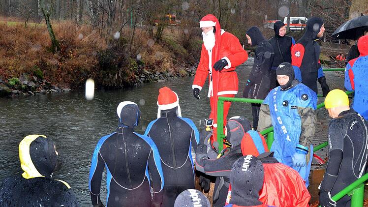 Adventsschwimmen der Bad Kissinger Wasserwacht. Peter Rauch