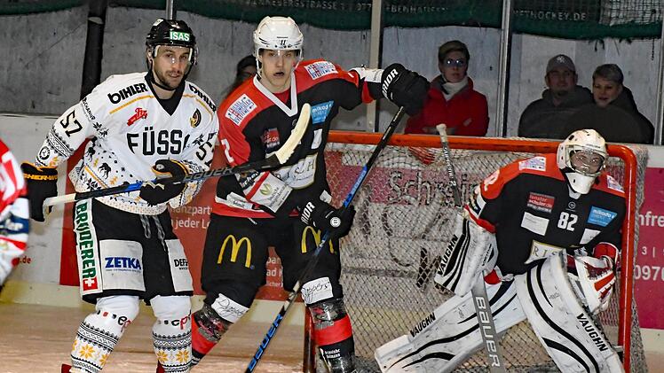Wertvolle Spielpraxis durfte Backup-Goalie Lars Torben Franz (rechts) im Spiel gegen den EV Füssen sammeln.Hopf