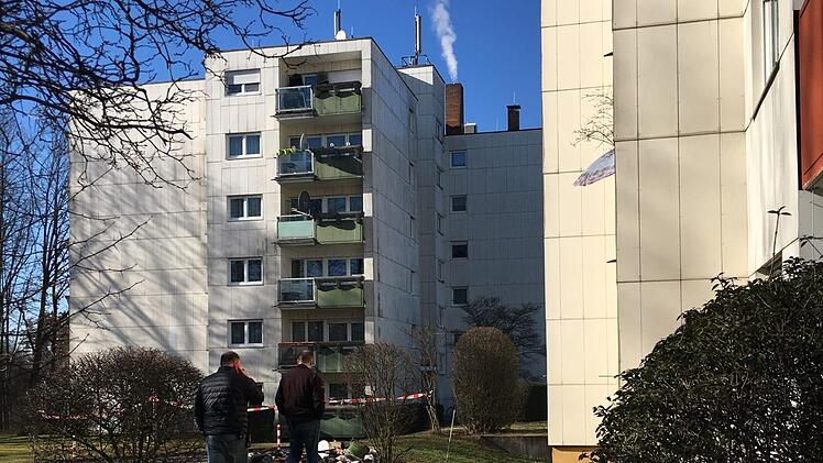 In dem Haus im Hintergrund hatte  es am Dienstagabend vor einer Woche in Lichteneiche gebrannt, bei dem im Vordergrund zwei Tage später.  Foto: Anette Schreiber