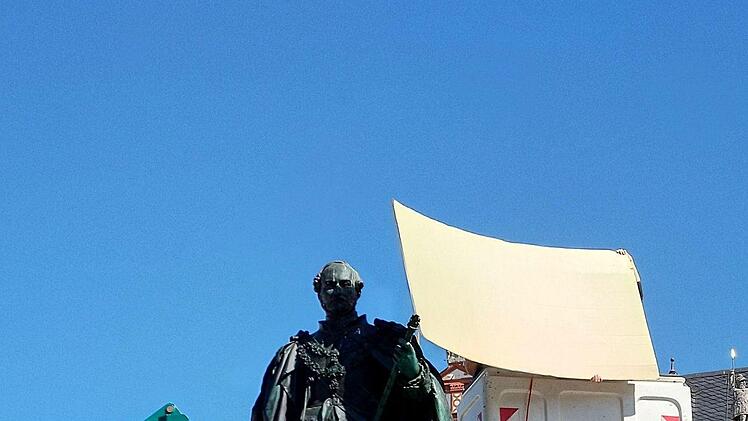 Ein  Team der Hochschule Coburg scannt das Denkmal von Prinz Albert auf dem Marktplatz.  Die große Pappe dient als Schutz vor den Strahlen des mobilen Scanners.Foto: Jochen Berger