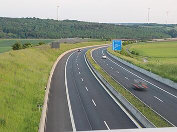 Westlich oder östlich A 71 soll nach Vorstellungen von Transnet BW die Südlink-Trasse verlaufen. Der Gemeinderat Maßbach favorisiert die westliche Variante. Zum Bau sollten nach Möglichkeit bestehende Wege genutzt werden, ist der Wunsch des Gremiums. Foto: Heike Beudert