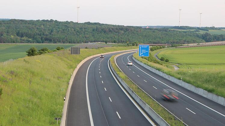 Westlich oder östlich A 71 soll nach Vorstellungen von Transnet BW die Südlink-Trasse verlaufen. Der Gemeinderat Maßbach favorisiert die westliche Variante. Zum Bau sollten nach Möglichkeit bestehende Wege genutzt werden, ist der Wunsch des Gremiums. Foto: Heike Beudert