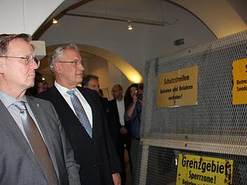 Bodo Ramelow und Joachim Herrmann zeigten sich von der Ausstellung beeindruckt und erinnerten sich selbst an die Geschehnisse von vor 30 Jahren. Foto: Veronika Schadeck