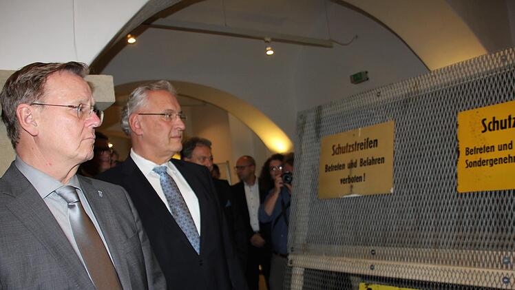 Bodo Ramelow und Joachim Herrmann zeigten sich von der Ausstellung beeindruckt und erinnerten sich selbst an die Geschehnisse von vor 30 Jahren. Foto: Veronika Schadeck