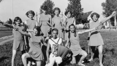 Ein weiteres Bild aus dem Archiv von Angela Brand, geborene Greubel, zeigt Vereinsmitglieder des TSV Ebenhausen bei einem Nachkriegs-Turnfest in Oerlenbach. Foto: Angela Brand
