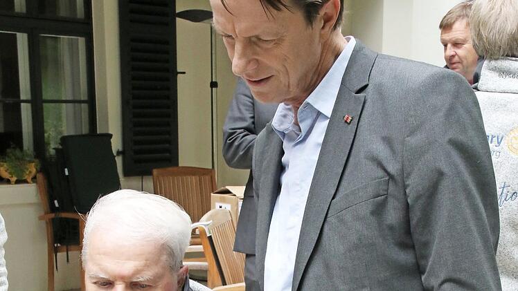 Das neue I-Phone unterstützt Parkinson-Patienten. Andreas Prinz von Sachsen-Coburg und Gotha demonstriert Professor Johannes Kraft die Funktionsweise. Insgesamt wurden zehn Neugeräte für die Geriatrie angeschafft.  Fotos: Wolfgang Desombre