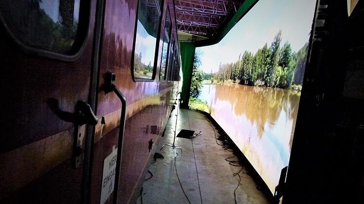 Der Zug, daneben die LED-Wand. Foto: privat