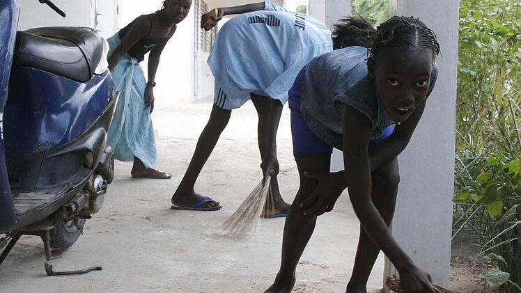 Die Kinder müssen in der Schule auch den Putzdienst übernehmen.