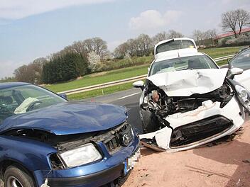 Zu einem Unfall zwischen Lonnerstadt und Unterwinterbach kam es am Sonntag Nachmittag. Die beiden Fahrer wurden ins Krankenhaus gebracht.  Fotos: Sabine Herteux