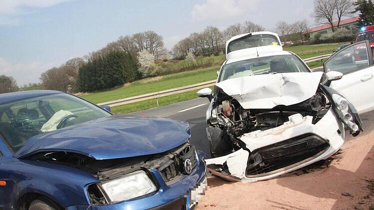 Zu einem Unfall zwischen Lonnerstadt und Unterwinterbach kam es am Sonntag Nachmittag. Die beiden Fahrer wurden ins Krankenhaus gebracht.  Fotos: Sabine Herteux
