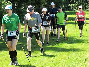 Zum Teil nahmen die Teilnehmer lange Anreisen in Kauf, um in Tettau an den Start gehen zu können.  Foto: privat