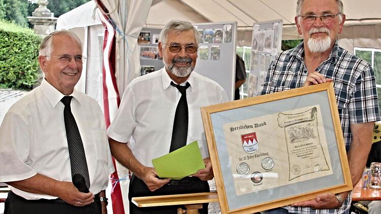 Für seine langjährigen Verdienste um den Gesangverein Eyrichshof wurde Chorleiter Alfred Schröder (rechts) vom Vorsitzenden Heinz Henig und seinem Vertreter Georg Przybilski zum Ehrenmitglied ernannt. Foto: Helmut Will