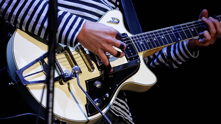 Sportfreunde Stiller feiern mit 9500 Fans auf dem Coburger Schlossplatz. Foto: Matthias Hoch