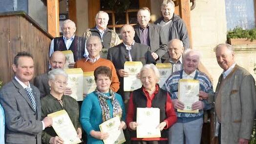 Die für langjährige Treue geehrten Jubilare beim VlF Kreisverband Kronach. Vorne (von links) Bernadette Schilling (Schriftführerin), Reiner Wittmann (Kreisvorsitzender), Rosa Sigeris-Förtsch, Gudrun Gude, Irmgard Zehnter, Arthur Drechsler, Konrad Weichert (Landwirtschaftsdirektor a.D.), Gerd Zehnter (2. Kreisvorsitzender) und weitere Jubilare Foto: Karl-Heinz Hofmann