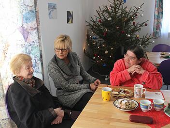 Die Adventsfeier bot die Möglichkeit, sich bei Kaffee und Stollen in größerer Runde auszutauschen. Foto: Carmen Schwind