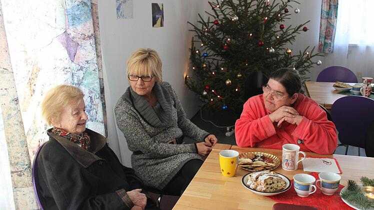 Die Adventsfeier bot die Möglichkeit, sich bei Kaffee und Stollen in größerer Runde auszutauschen. Foto: Carmen Schwind