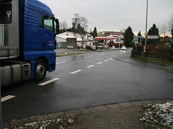 Am nördlichen Ortseingang von Stadtsteinach ist es wiederholt zu schweren Unfällen gekommen. Foto: Matthias Beetz