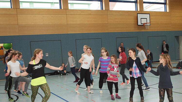 Spontan machten diese Jugendlichen mit großer Begeisterung bei einer Zumba mit. Fotos: Alfred Thiereth