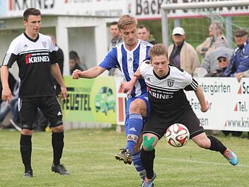Der Leinacher bedrängt Sands Sven Wieczorek (rechts). Links beobachtet Teamkollege Danny Schlereth die Szene. Foto: Ralf Naumann