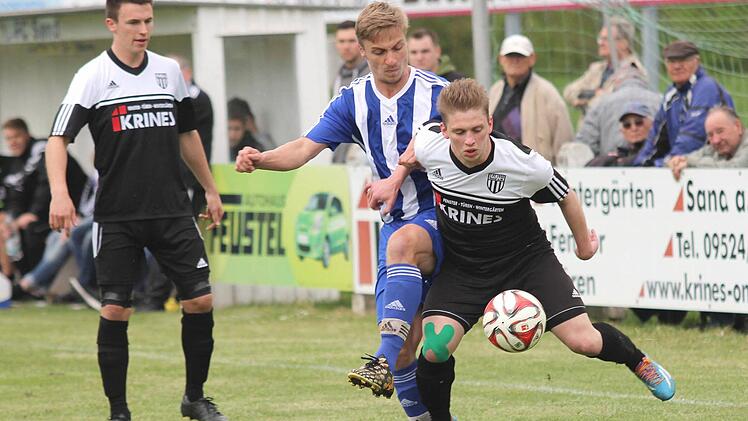 Der Leinacher bedrängt Sands Sven Wieczorek (rechts). Links beobachtet Teamkollege Danny Schlereth die Szene. Foto: Ralf Naumann