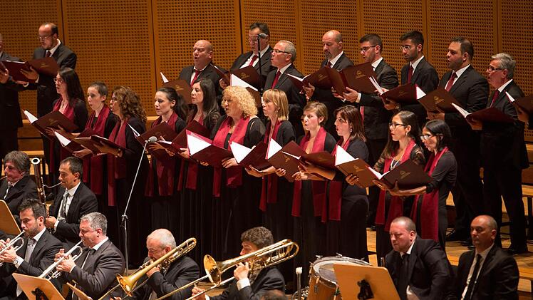Chor und Orchester der römischen Diözese des Papstes boten in der Konzerthalle einen musikalischen Hochgenuss.  Foto: Barbara Herbst